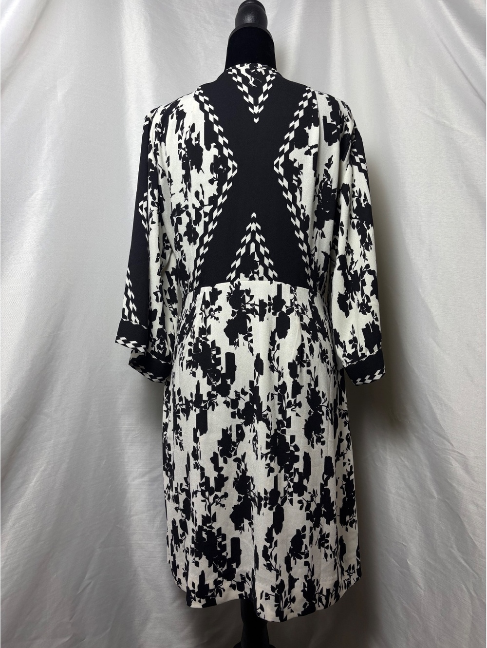 Cabi Floral Geometric Wrap Dress Women Small Black White 3/4 Sleeve Pockets VGUC - Picture 4 of 5